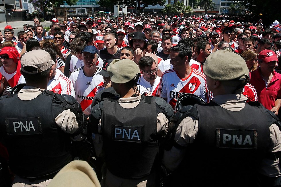 מהומות לפני משחק  כדורגל בוקה ג'וניורס בואנוס איירס ארגנטינה (צילום: gettyimages)
