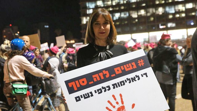 צעדה לציון יום המאבק הבינלאומי באלימות נגד נשים בכיכר רבין בתל אביב (צילום: מוטי קמחי)