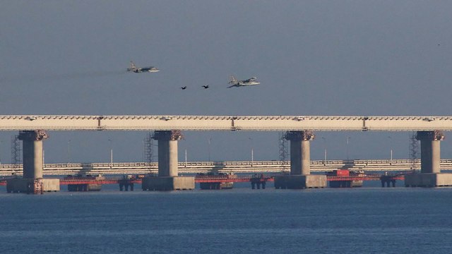הספינה הרוסית שחסמה את הגשר בים אזוב (צילום: רויטרס)