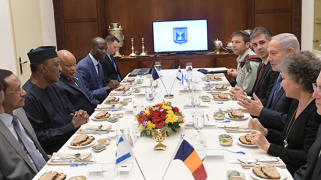 Chadian President Idriss Deby and Prime Minister Netanyahu at dinner (Photo: Amos Ben Gershom)