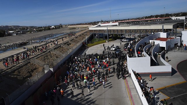 עימותים בין מהגרים ל משטרת מקסיקו ב גבול עם ארצות הברית שיירת מהגרים מ הונדורס מרכז אמריקה (צילום: AP)