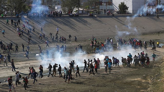 עימותים בין מהגרים ל משטרת מקסיקו ב גבול עם ארצות הברית שיירת מהגרים מ הונדורס מרכז אמריקה (צילום: רויטרס)
