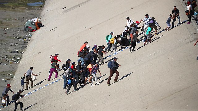 עימותים בין מהגרים ל משטרת מקסיקו ב גבול עם ארצות הברית שיירת מהגרים מ הונדורס מרכז אמריקה (צילום: רויטרס)