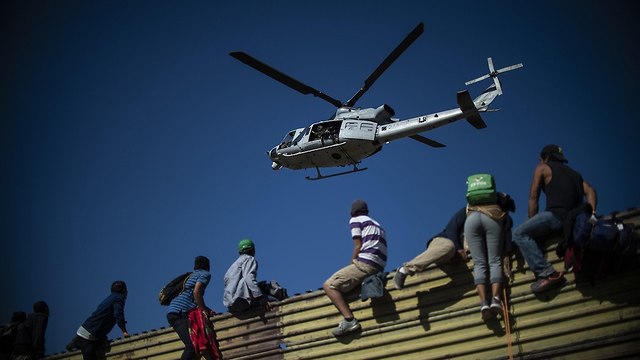 עימותים בין מהגרים ל משטרת מקסיקו ב גבול עם ארצות הברית שיירת מהגרים מ הונדורס מרכז אמריקה (צילום: AFP)
