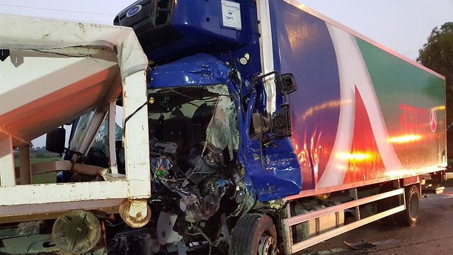 תאונה תאונת דרכים כביש 40 צומת ניר בנים קריית מלאכי משאיות רכב הרוג ()
