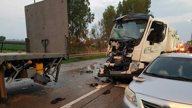תאונה תאונת דרכים כביש 40 צומת ניר בנים קריית מלאכי משאיות רכב הרוג ()
