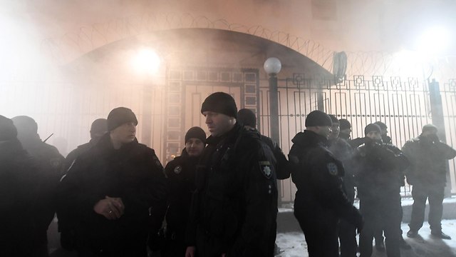 מפגינים מחוץ ל שגרירות רוסיה קייב אוקראינה עימות בים השחור (צילום: AFP)