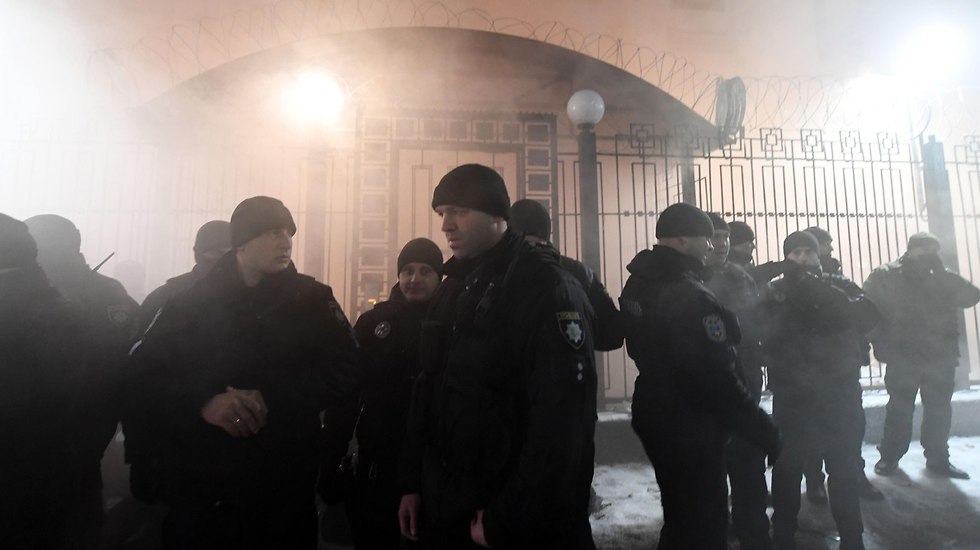 מפגינים מחוץ ל שגרירות רוסיה קייב אוקראינה עימות בים השחור (צילום: AFP)
