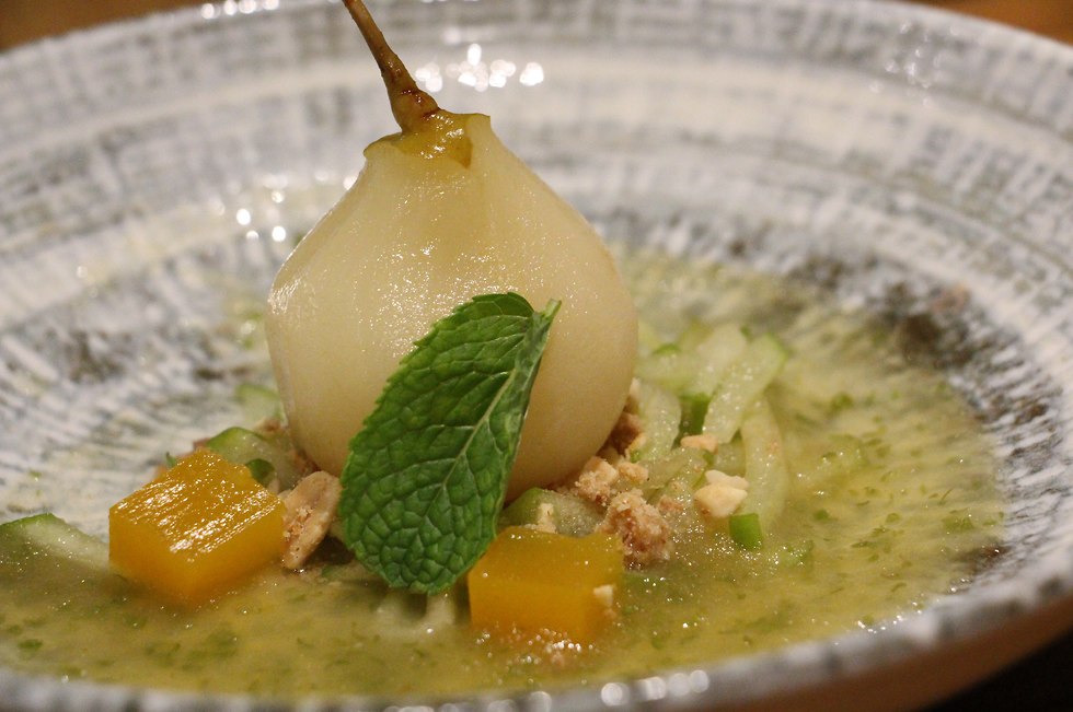 Pear in cardamom syrup over apple soup crispy peanut nest and tropical fruits (Photo: Sheraton Tel Aviv)