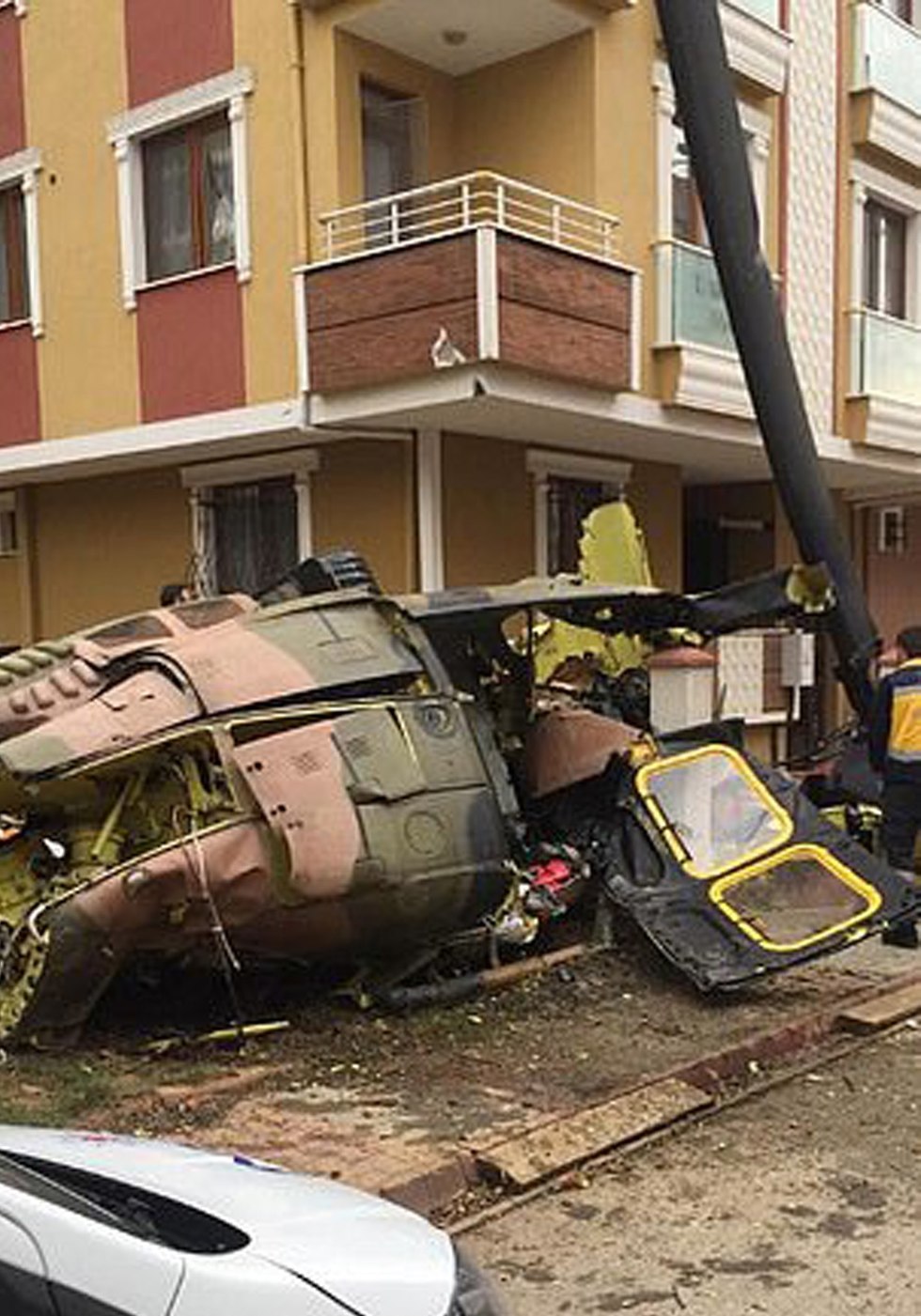 מסוק של צבא טורקיה התרסק בשכונת מגורים ב איסטנבול ()