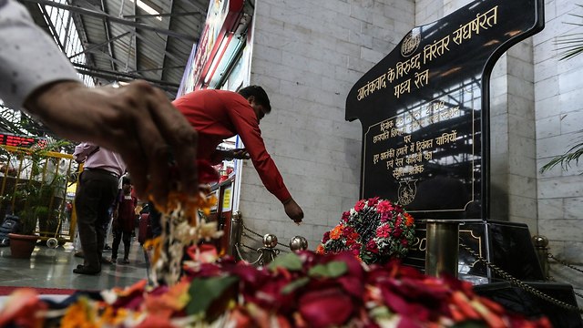טקסי זיכרון ב מומבאי עשור למתקפת הטרור הודו (צילום: EPA)