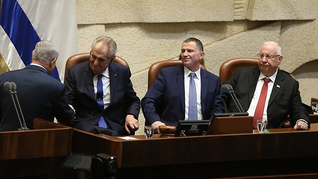 ראש הממשלה בנימין נתניהו ונשיא צ'כיה מילוש זמאן במליאת הכנסת (צילום: אלכס קולומויסקי)