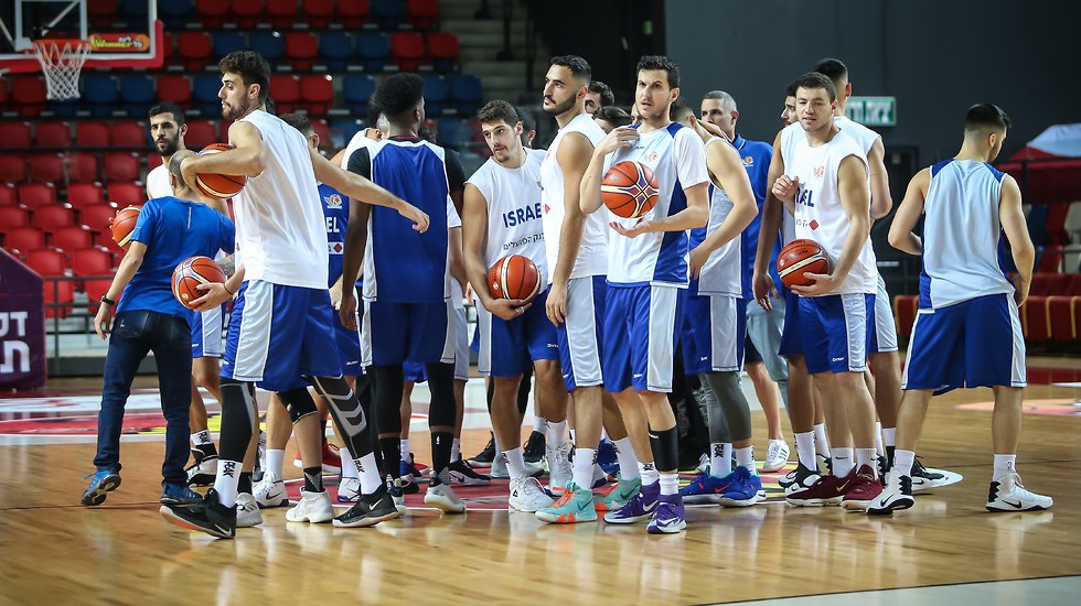שחקני נבחרת ישראל (צילום: עוז מועלם)