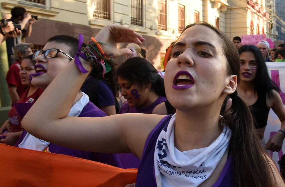 הפגנות יום המאבק הבינלאומי למניעת אלימות נגד נשים (צילום: AFP)