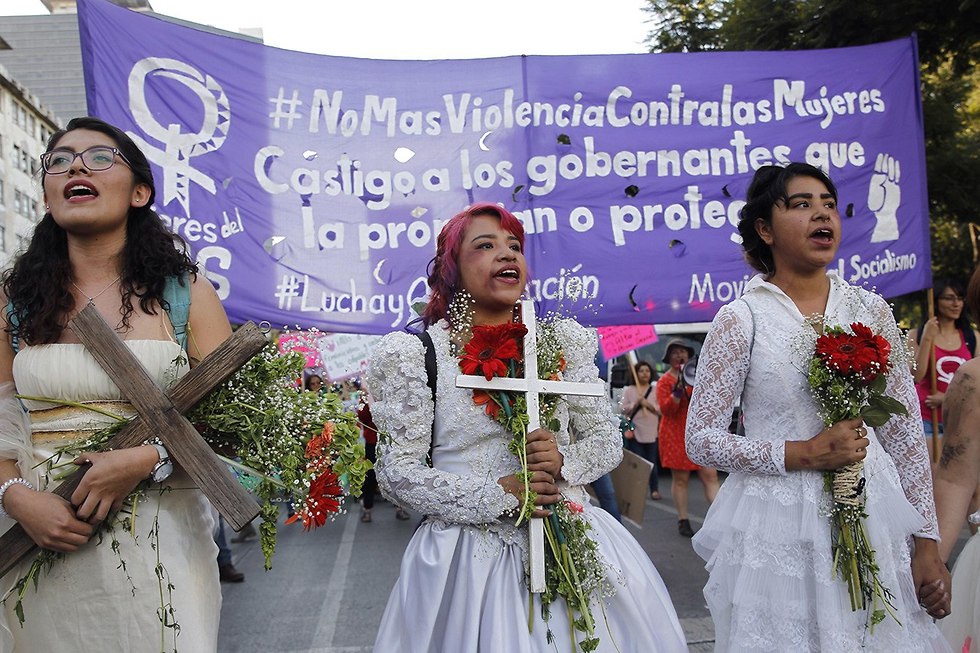 הפגנות יום המאבק הבינלאומי למניעת אלימות נגד נשים (צילום: EPA)