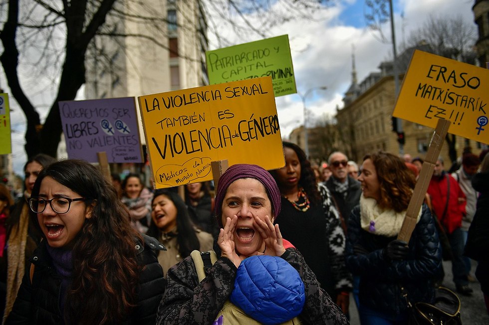 הפגנות יום המאבק הבינלאומי למניעת אלימות נגד נשים (צילום: AP)