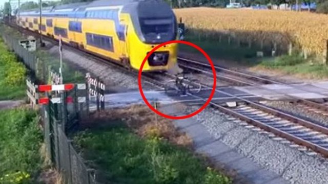 רוכב אופניים ב הולנד חמק מ רכבת ()