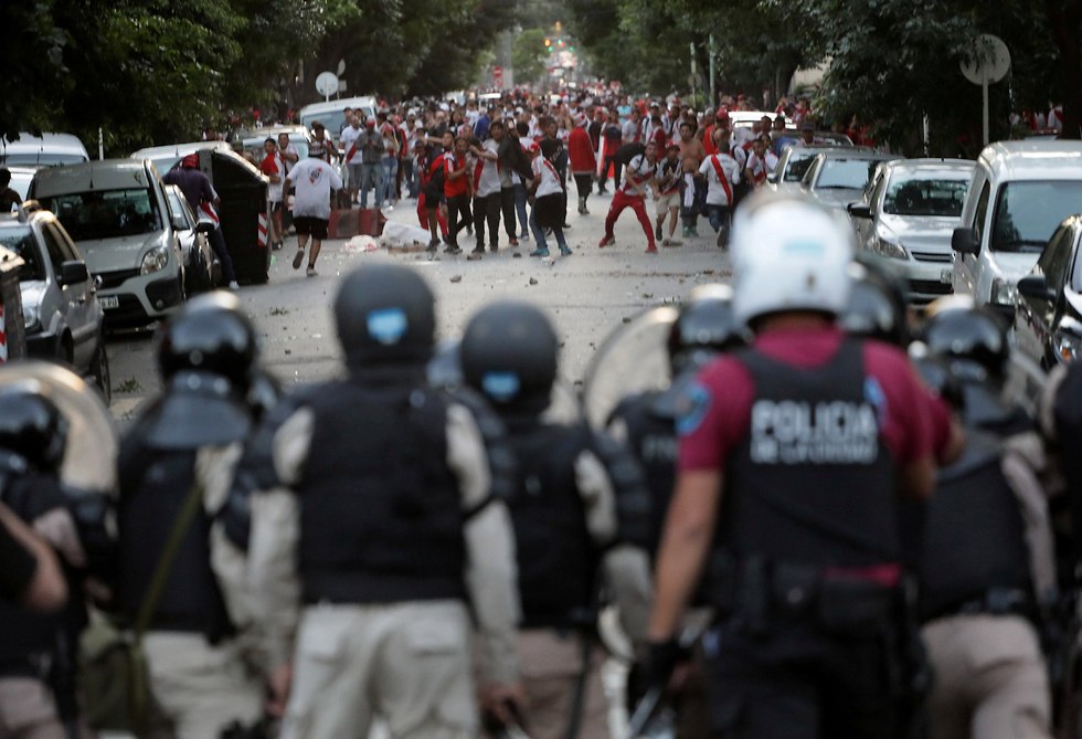 אוהדי ריבר פלייט בעימות עם המשטרה (צילום: רויטרס)