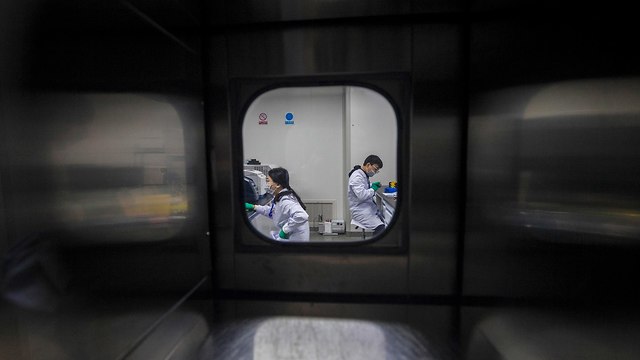 מעבדת מחקר DNA סין הנדסה גנטית גנום (צילום: EPA)