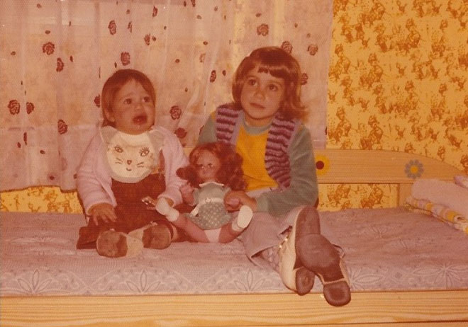 שרית גופן (מימין) בילדותה עם אחותה הקטנה. "המצב הכלכלי בבית היה לא קל" (צילום: אלבום פרטי)