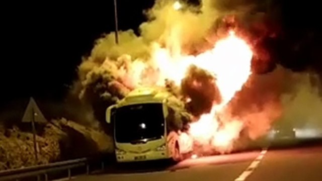 אוטובוס עולה באש בכביש 1 ()