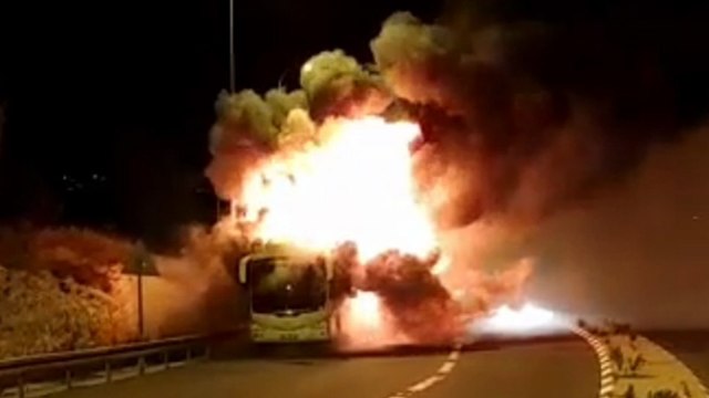 אוטובוס עולה באש בכביש 1 ()