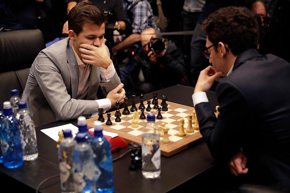 גמר אליפות העולם בשחמט מגנוס קרלסן פאביו קרואנה (צילום: AP)