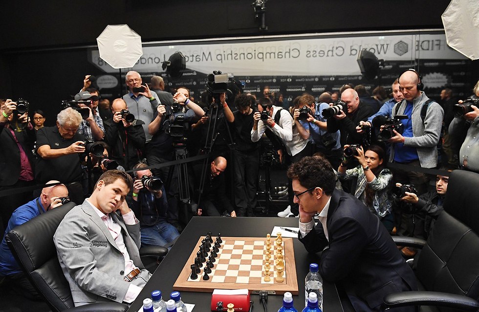 גמר אליפות העולם בשחמט מגנוס קרלסן פאביו קרואנה (צילום: EPA)