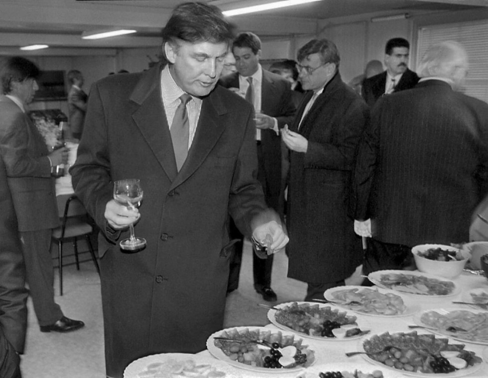 טראמפ בביקור במוסקבה ב-1996 (צילום: AP)