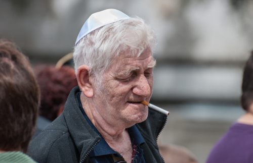Израильский курильщик. Фото: Lerner Vadim shutterstock