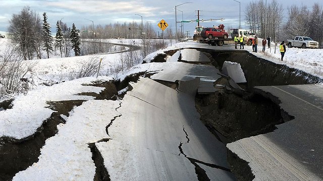 נזקי רעידת אדמה באלסקה (צילום: AP)