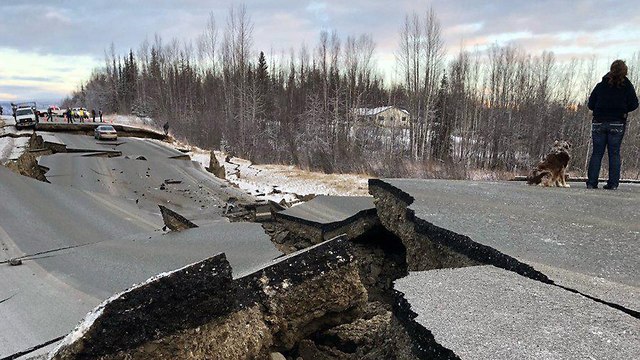 הנזקים שלאחר רעידת האדמה באלסקה ()
