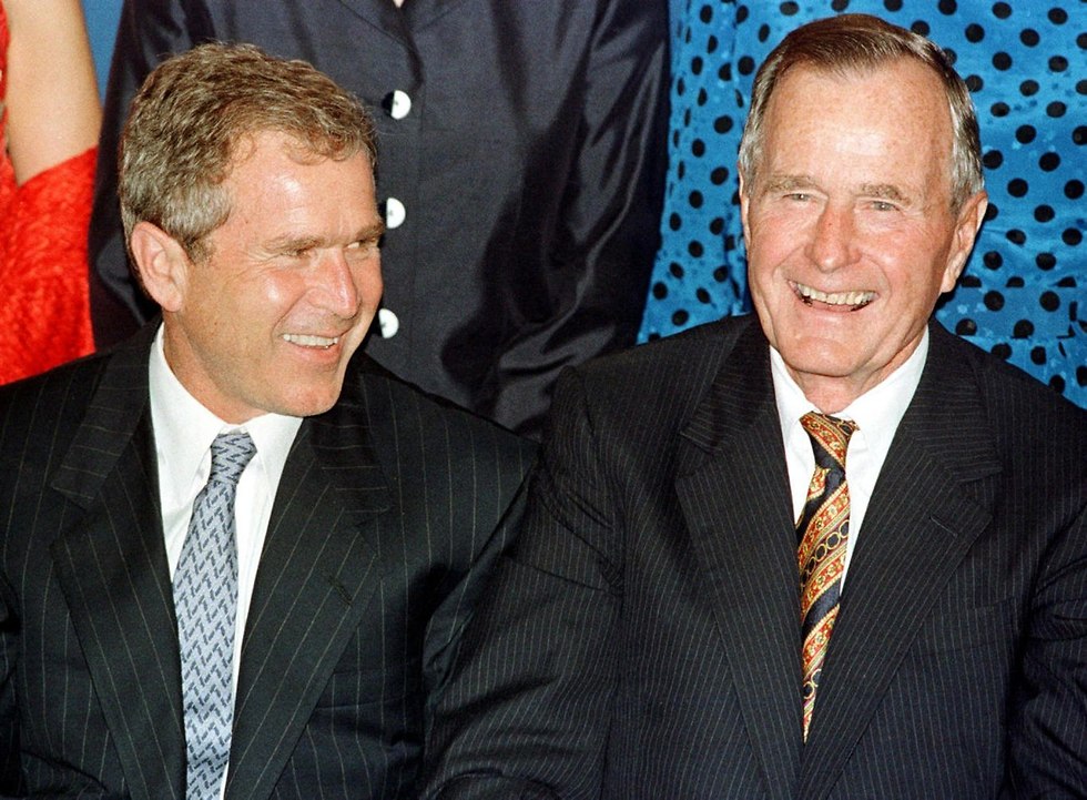ג'ורג בוש האב וג'ורג בוש הבן (צילום: AFP)