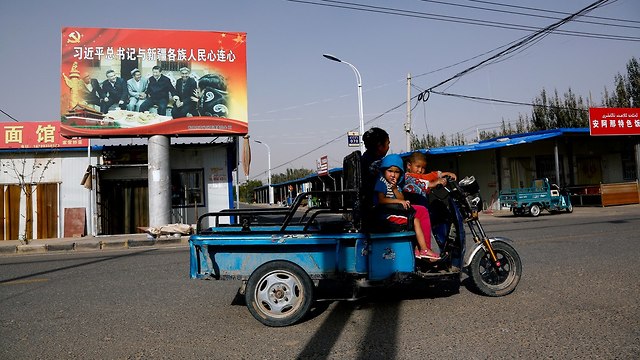 סין שולחת מרגלים לגור עם משפחות מוסלמיות מוסלמים אויגורים (צילום: AP)