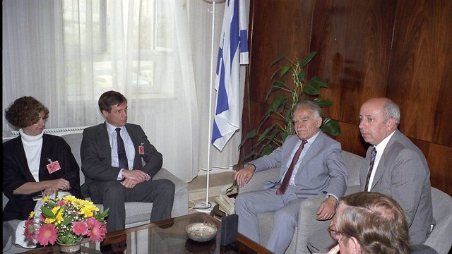 אבי פזנר יצחק שמיר 1988 לשכת ראש הממשלה ירושלים (צילום: דוד רובינגר)
