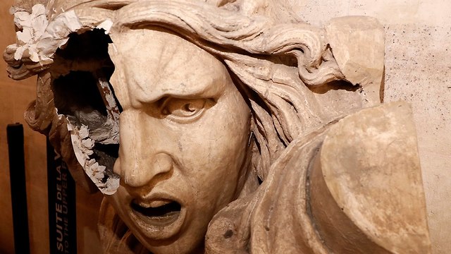פסל של מריאן הסמל הלאומי צרפת שער הניצחון (צילום: EPA)