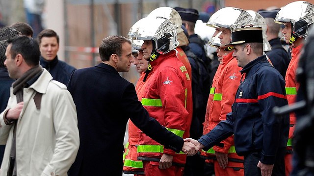 נשיא צרפת עמנואל מקרון בסיור ב פריז אחרי המהומות (צילום: AFP)