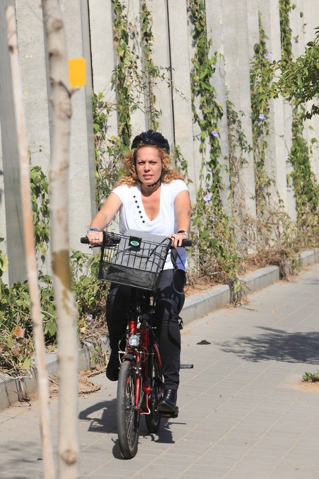 לאן את נוסעת? (צילום: מוטי לבטון) לאן את נוסעת? (צילום: מוטי לבטון)