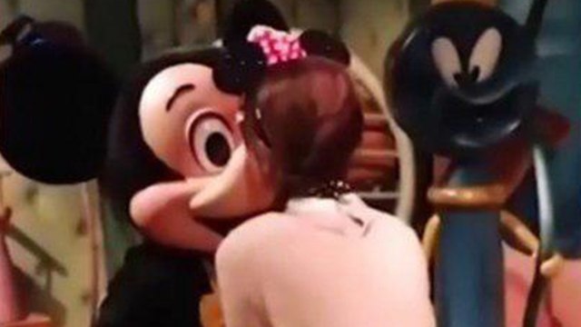 ילדה קיבלה נשיקה מ מיקי מאוס ו התעלפה ב דיסנילנד ב טוקיו יפן ()