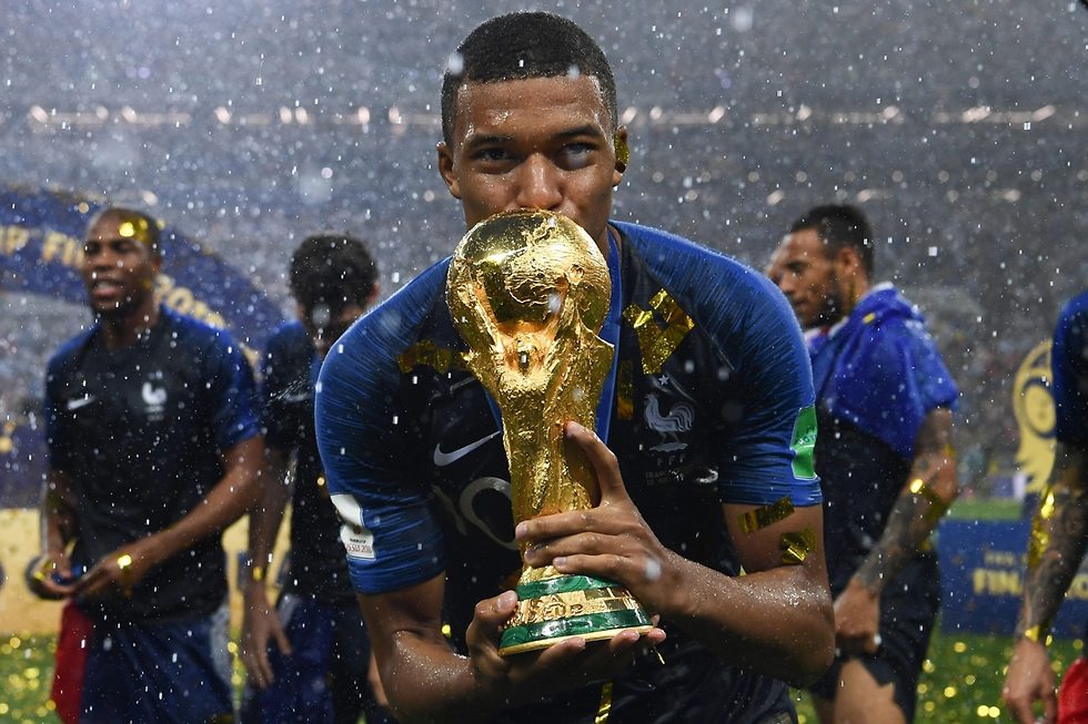 French soccer player Kylian Mbappé holds the World Cup trophy (Photo: AFP)