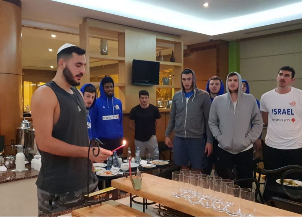 נבחרת ישראל מדליקה נרות בגיאורגיה (צילום: איגוד הכדורסל)