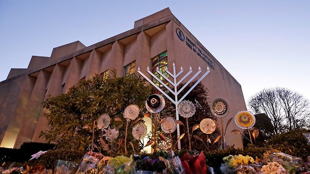 הדלקת נרות בבית הכנסת בפיטסבורג, ארצות הברית שבו היה פיגוע ירי (צילום:  AP)