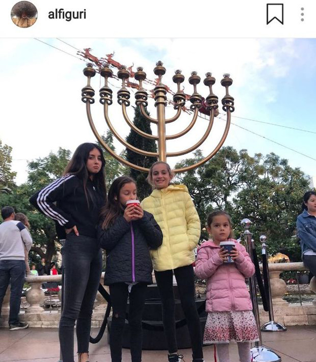 גורי אלפי והבנות שלו חוגגים חנוכה בארה"ב (צילום: אינסטגרם) גורי אלפי והבנות שלו חוגגים חנוכה בארה"ב (צילום: אינסטגרם)