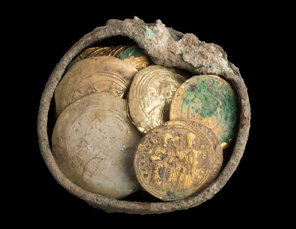 המטמון שהתגלה בקיסריה (צילום: קלרה עמית, רשות העתיקות)