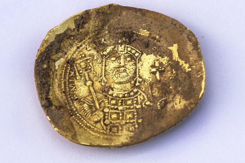 מטבע זהב של מיכאל השביעי דוקאס, קיסר ביזנטיון (1071 – 1079) (צילום: יניב ברמן, באדיבות החברה לפיתוח קיסריה)