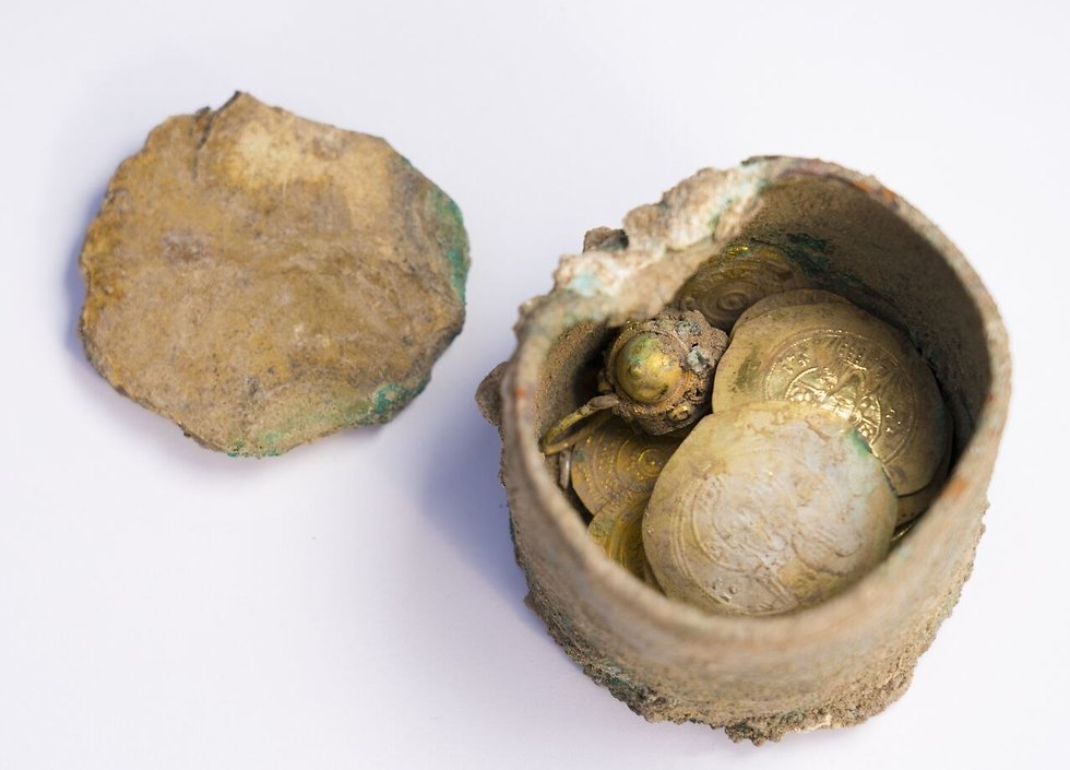 קופסת הברונזה והמטבעות והעגיל שנמצאו  (צילום: יניב ברמן, באדיבות החברה לפיתוח קיסריה)