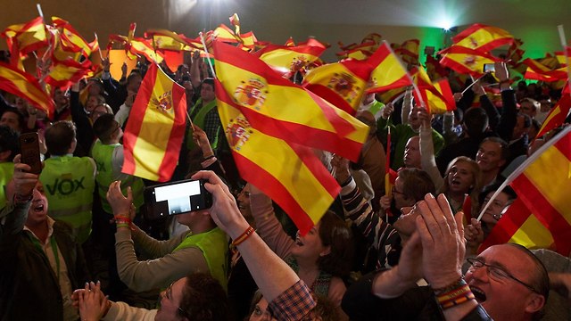 חגיגות של מפלגת הימין הקיצוני ווקס בחירות אנדלוסיה ספרד (צילום: AP)