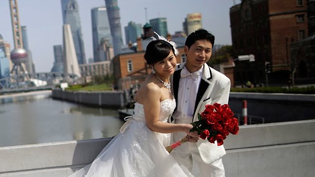 זוג חתונה סין (צילום: AP)
