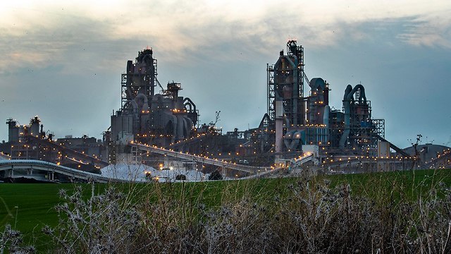 מפעל נשר רמלה  (צילום: EPA)