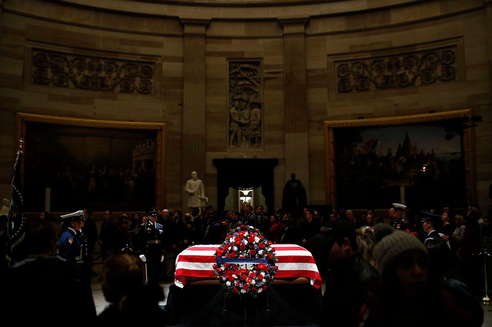 טקס הצבת ארונו של ג'ורג' בוש האב בקפיטול (צילום: AP)
